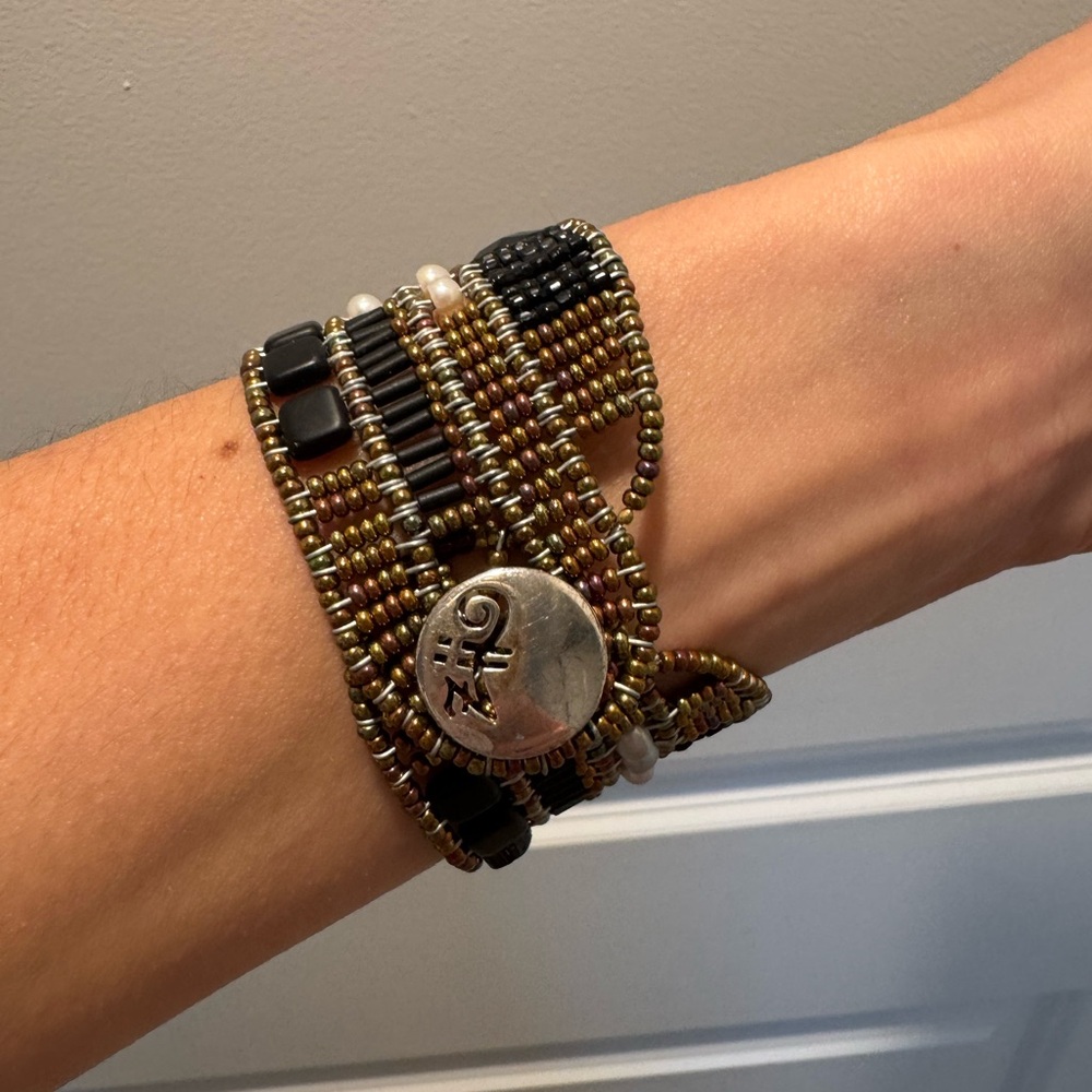 Ziio Jewels - Elegant Black and Gold Beaded Bracelet